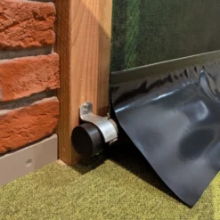 Oprolpoort-met-windbreekgaas-op-maat-maken-oprolsysteem-3