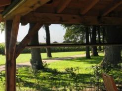 Oprolpoort-windbreekgaas-overkapping-veranda-doorkijk