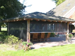 Oprolpoort-windbreekgaas-overkapping-veranda-half-open