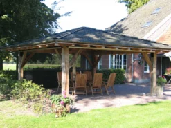 Oprolpoort-windbreekgaas-overkapping-veranda-open